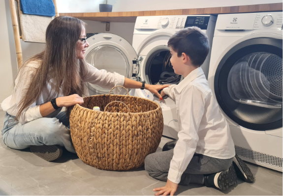 אמא ובן מסדרים כביסה