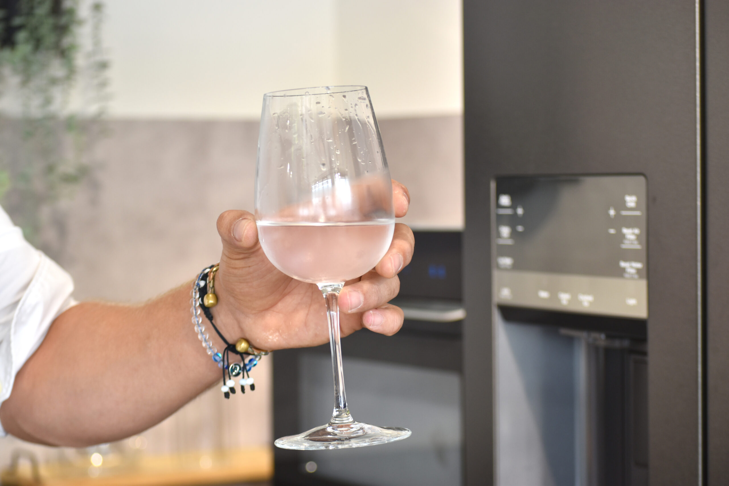 כוס מים צלולים - שקיפות