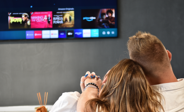 זוג יושב מול מסך הטלויזיה