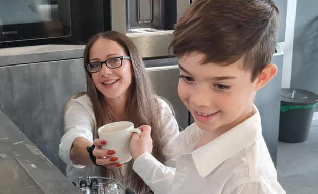 אמא ובן מסדרים מדיח