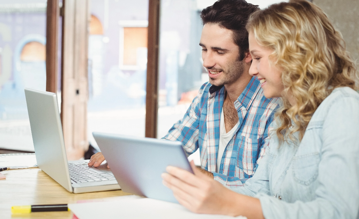 רפרנט.ית בקרה - גבר ואישה יושבים מול מחשב