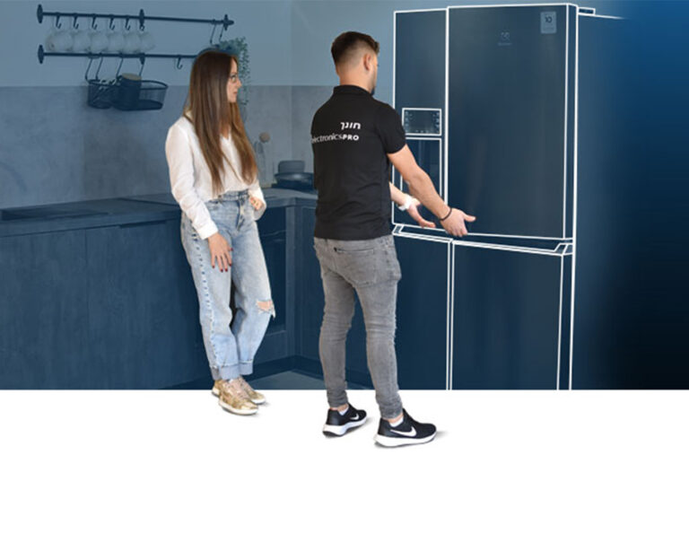 מתקין מדריך לקוחה על השימוש במקרר