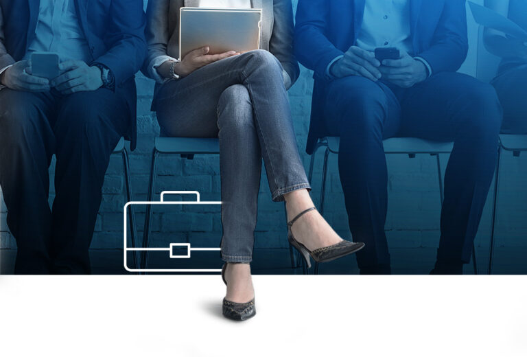 דרושים, אישה יושבת בהמתנה עם מחשב נייד על הרגליים