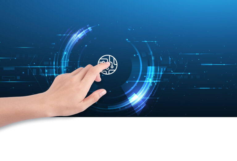 יד לוחצת על כפתור