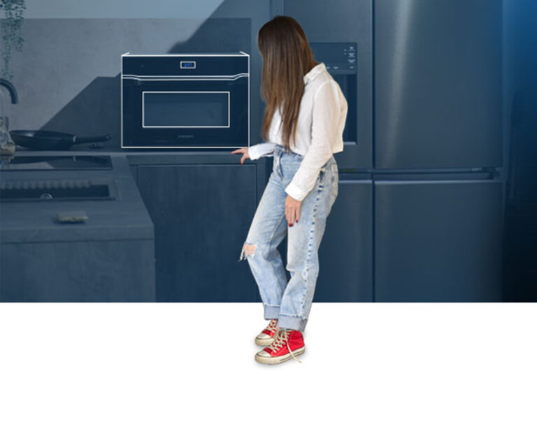 לקוחה עומדת במטבח ליד בתנור משולב מיקרו