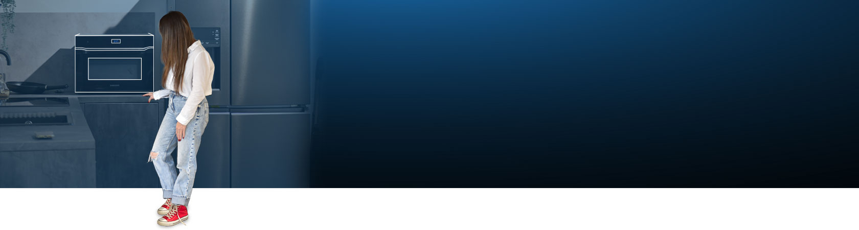 לקוחה מפעילה תנור משולב מיקרו