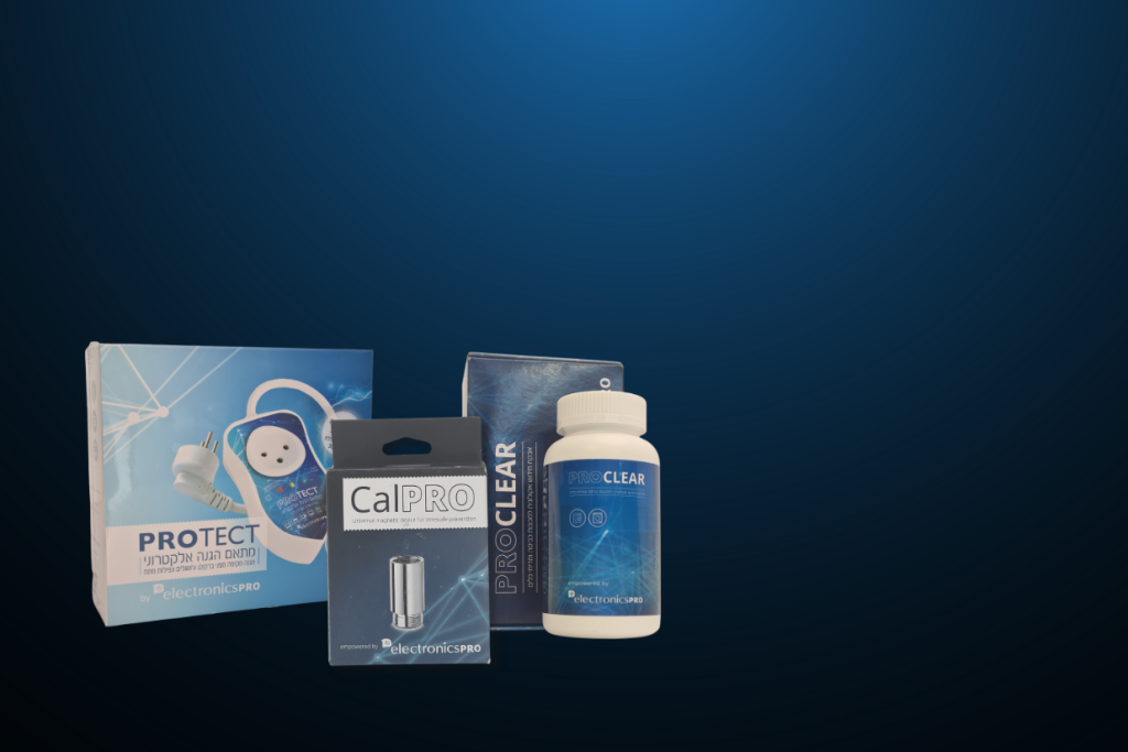 תצוגת מוצרים למכירה עבור מוצרי חשמל ביתיים: מתאם נחשולי מתח, אבקת חידוש לניקוי מכונת הכביסה והמדיח וקאל פרו לשמירה מאבנית.